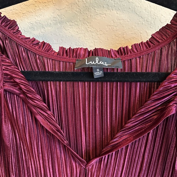 Lulu's Burgundy Pleated Women's Top - Picture 2 of 3